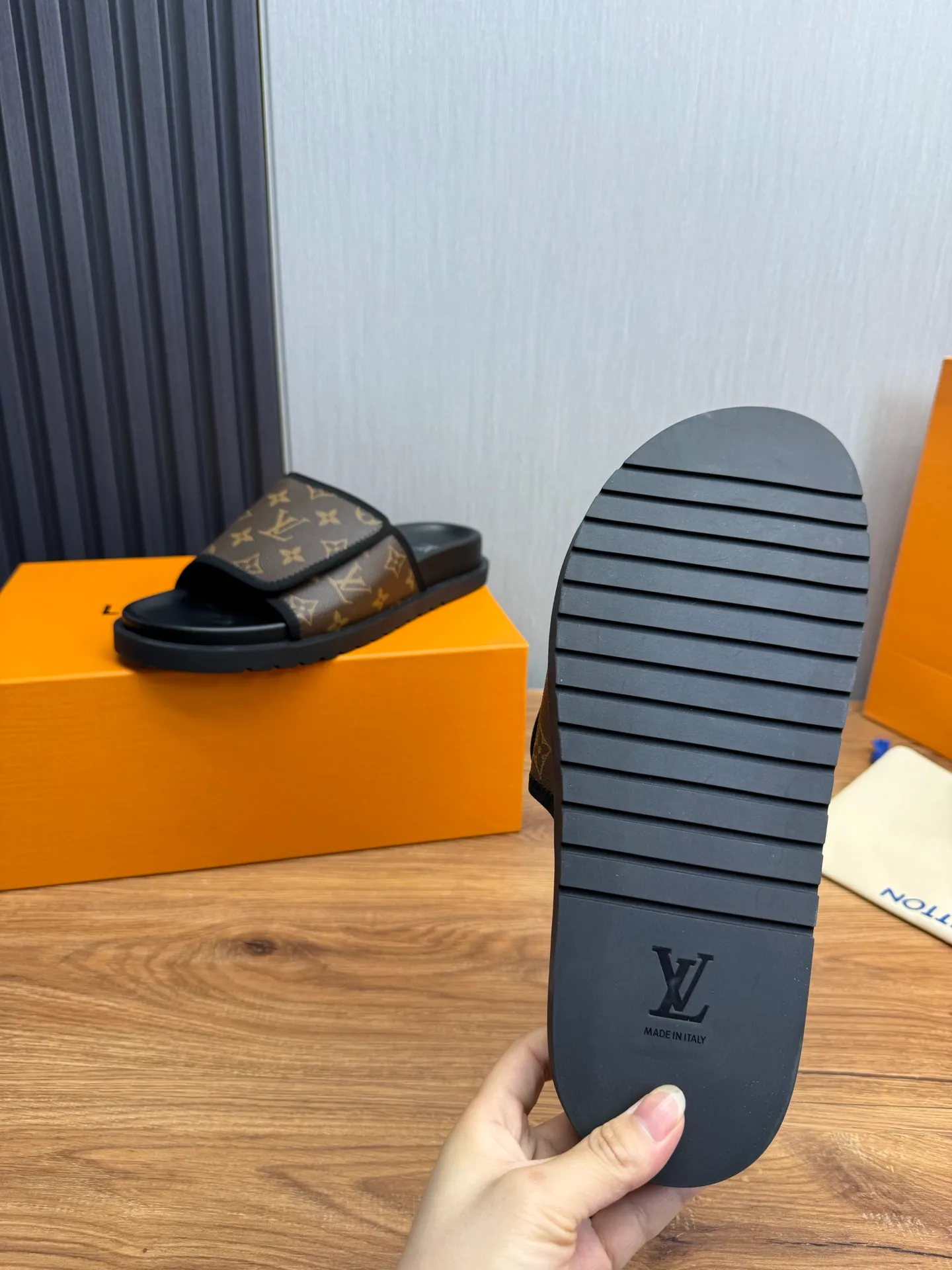 Men's shoes 💰340💰 ▪️LV's popular Little Red Book popular slippers hot sale: 1 shipment✅ Super textured and comfortable slippers, original TPU outsole. Authentic counter box drawer box packaging 🎁Size 38-45